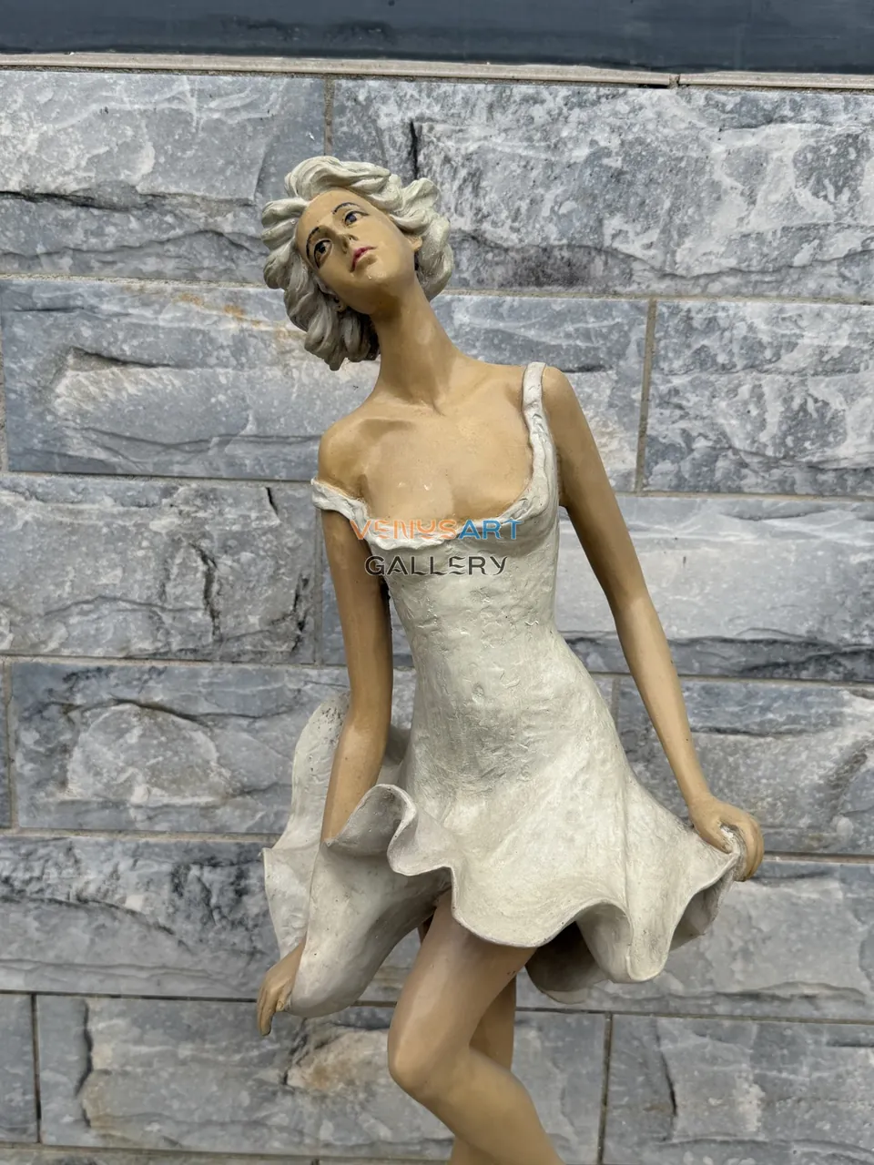 Frau im kurzen Kleid, die den Saum hält · Produktfoto