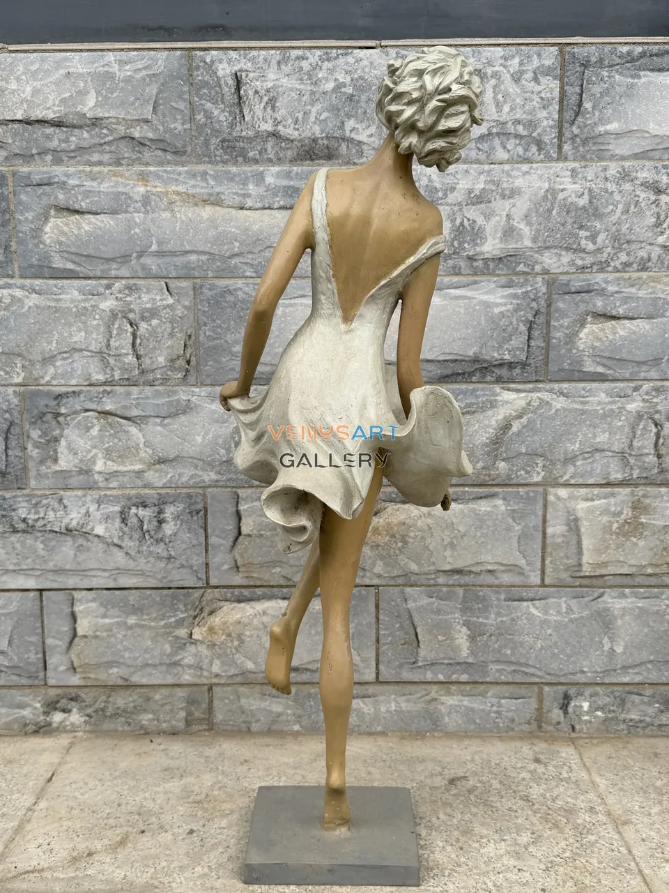 Frau im kurzen Kleid, die den Saum hält · Produktfoto