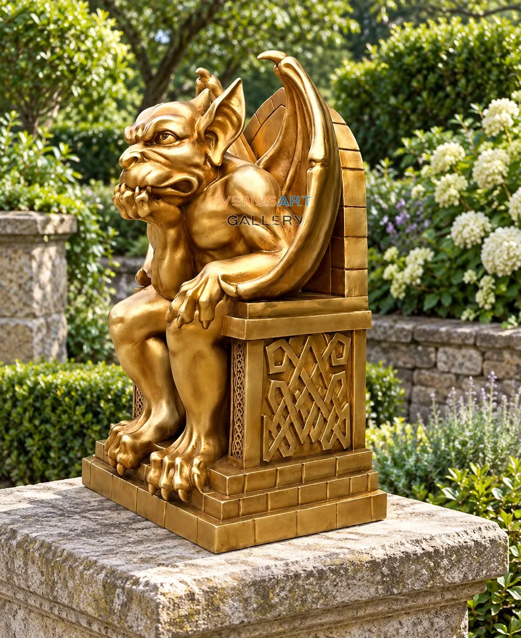 Sitzender geflügelter Gargoyle