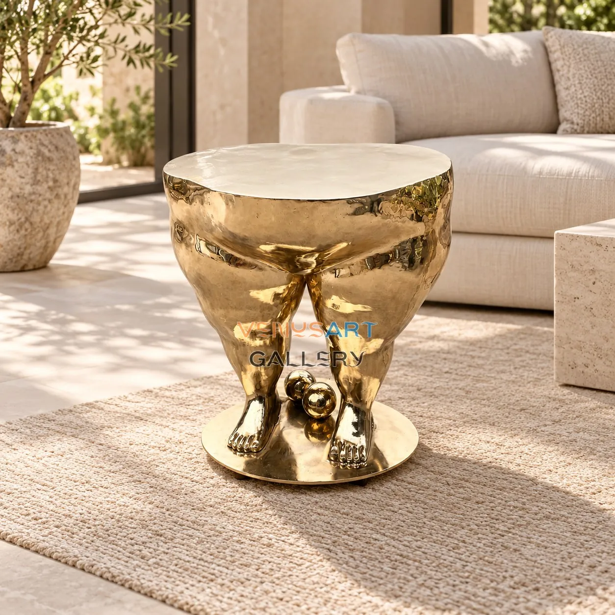 Table d’appoint dorée à jambes figuratives