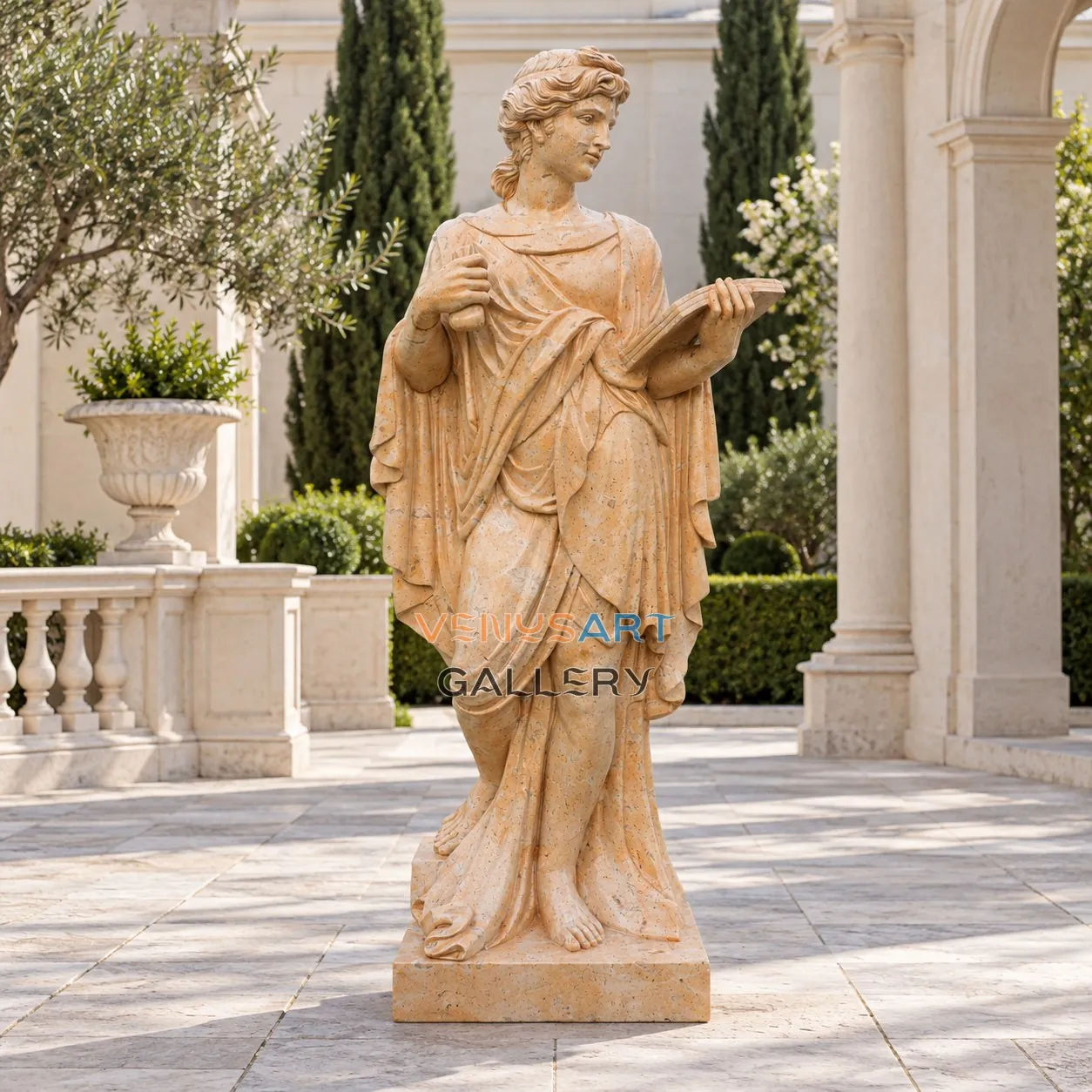 Figura de pie con ropajes en piedra de tono cálido