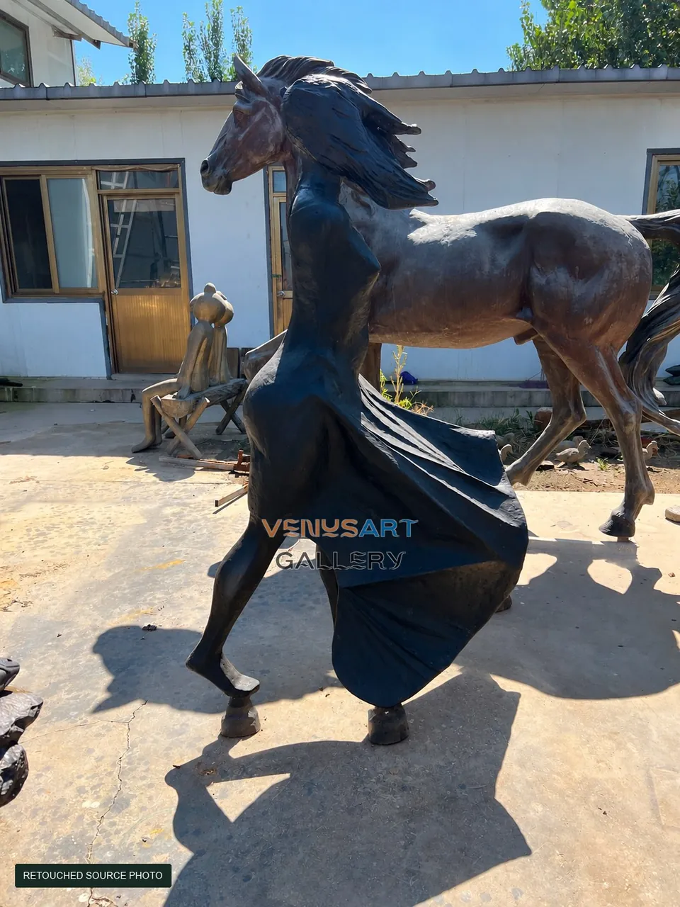 Personnage à tête de cheval dans le vent · Photographie du produit