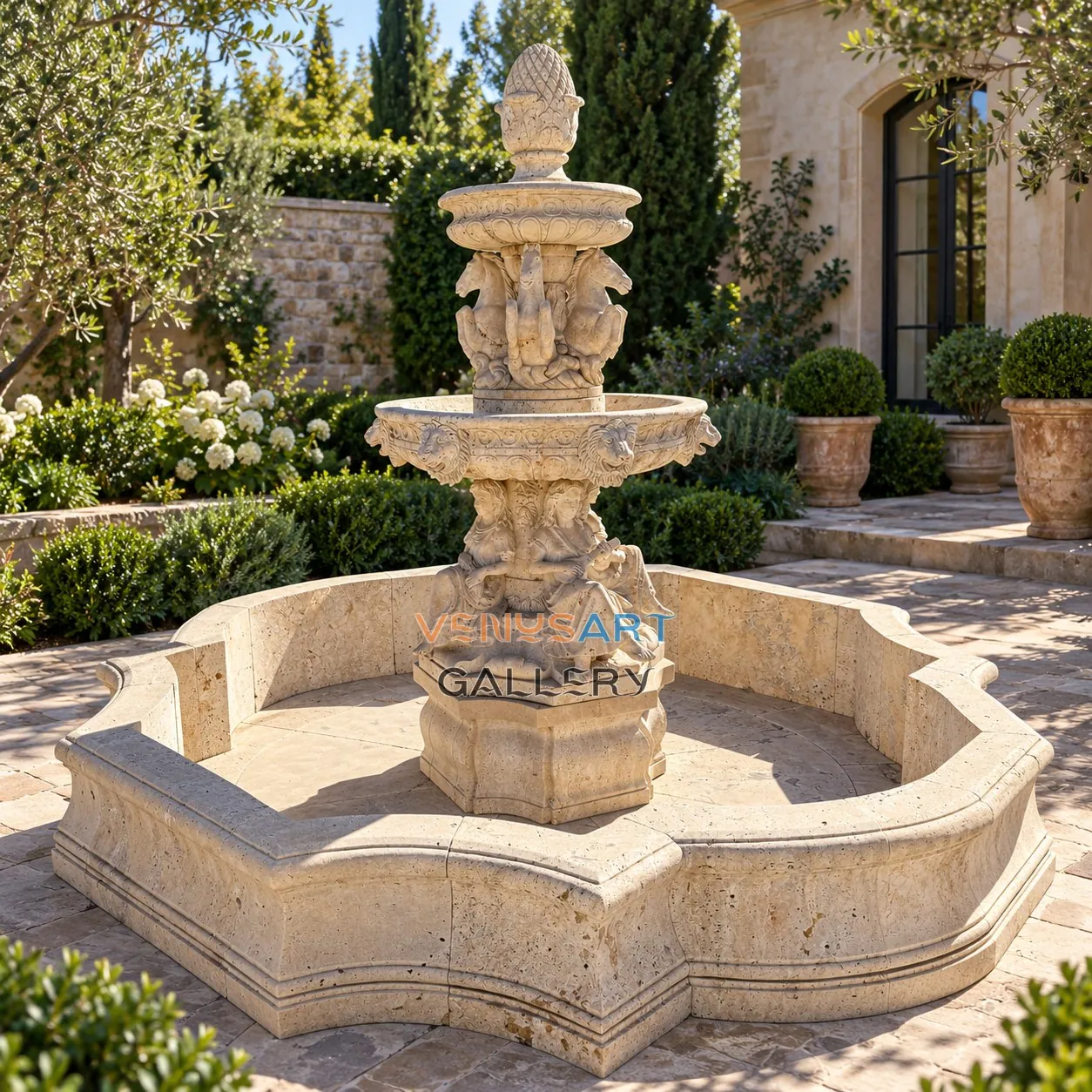 Fontaine en pierre de teinte chaude à personnages sculptés