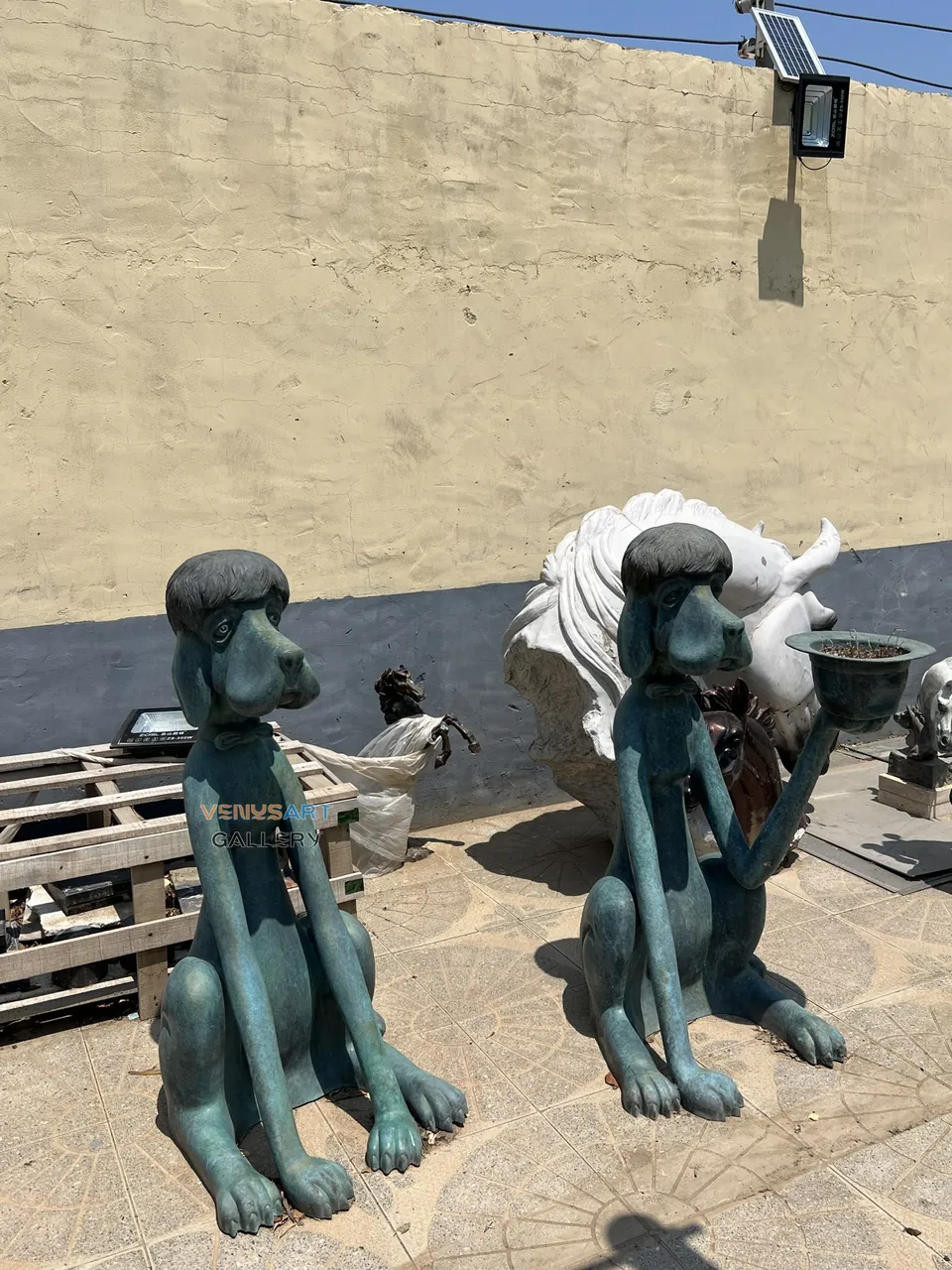 Paire de jardinières de chiens aux longs cous · Photographie du produit