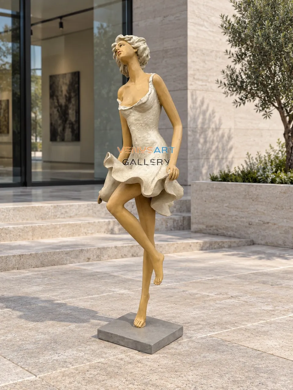 Frau im kurzen Kleid, die den Saum hält