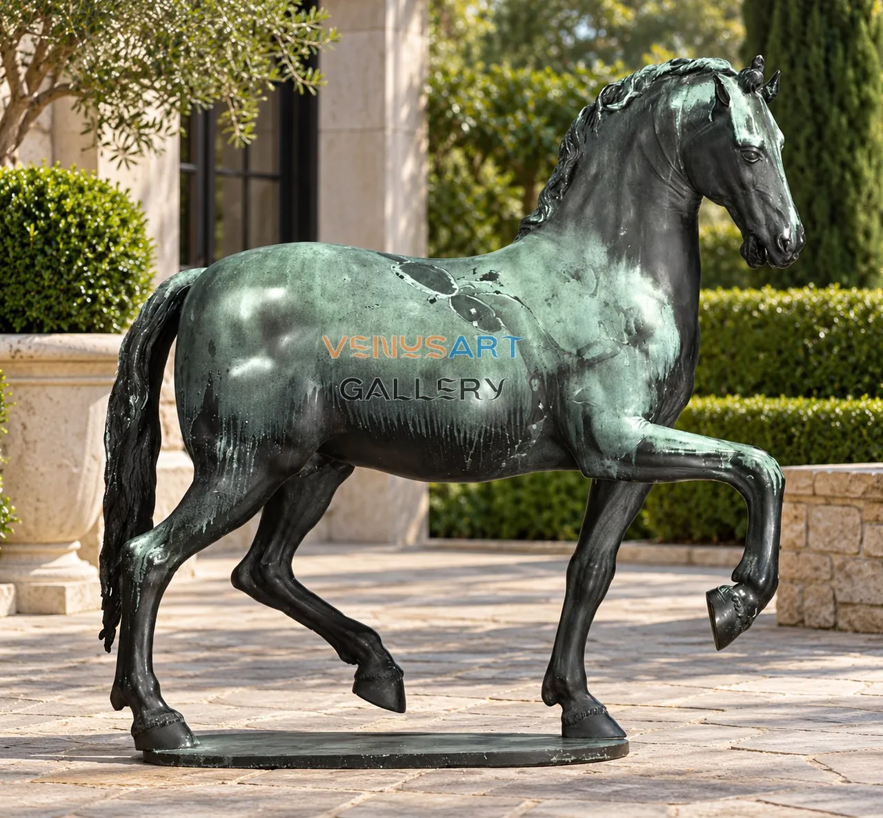 Caballo brincando con pátina verde