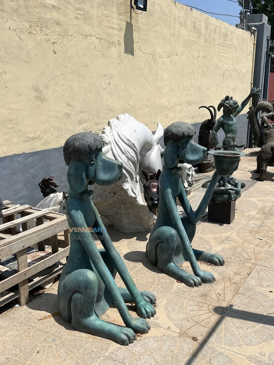 Paire de jardinières de chiens aux longs cous · Photographie du produit