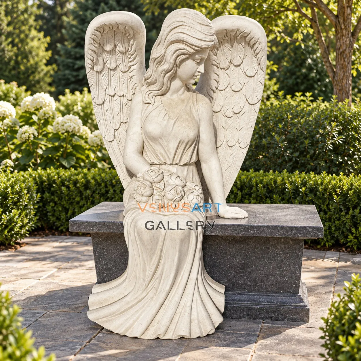 Ange commémoratif assis aux longues ailes