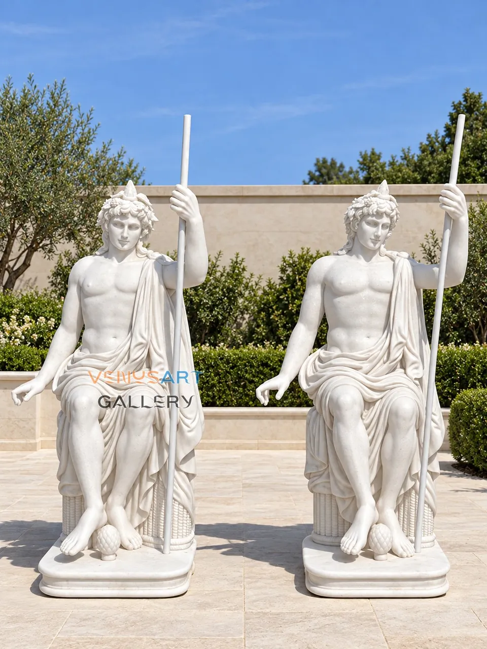 Pareja de figuras sentadas con ropajes