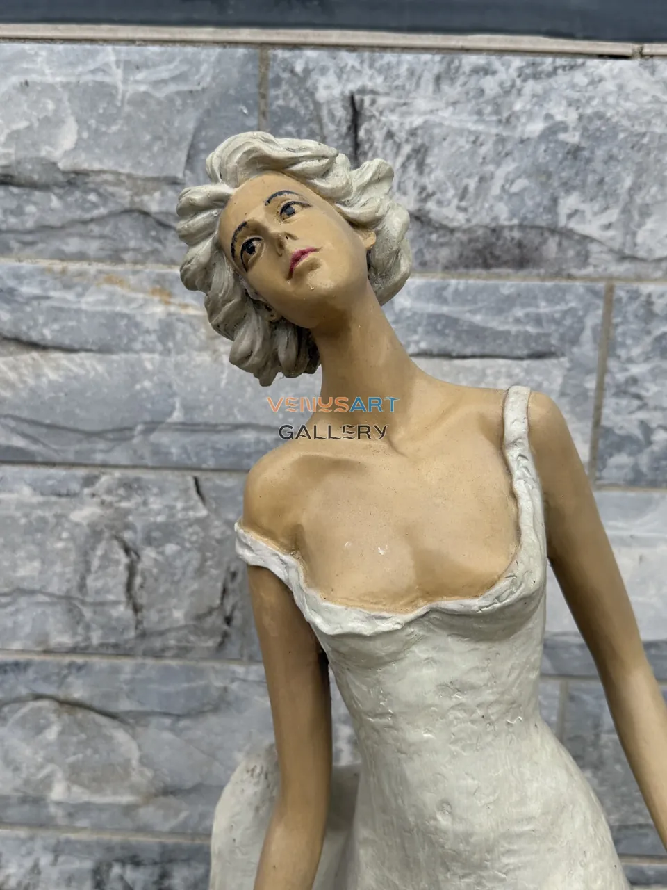 Frau im kurzen Kleid, die den Saum hält · Produktfoto