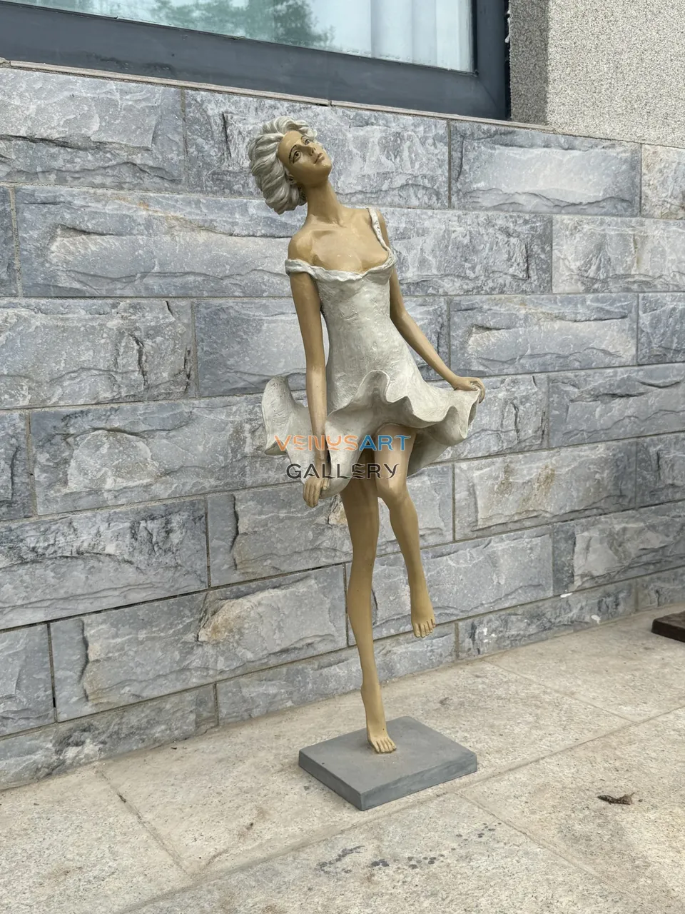 Frau im kurzen Kleid, die den Saum hält · Produktfoto