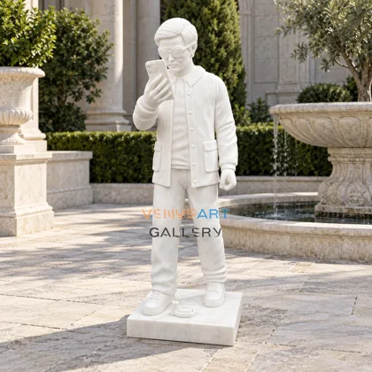 Steinfigur eines Mannes mit Telefon