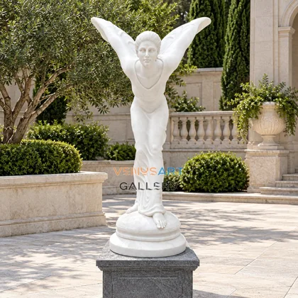 Nach vorn geneigte geflügelte Figur